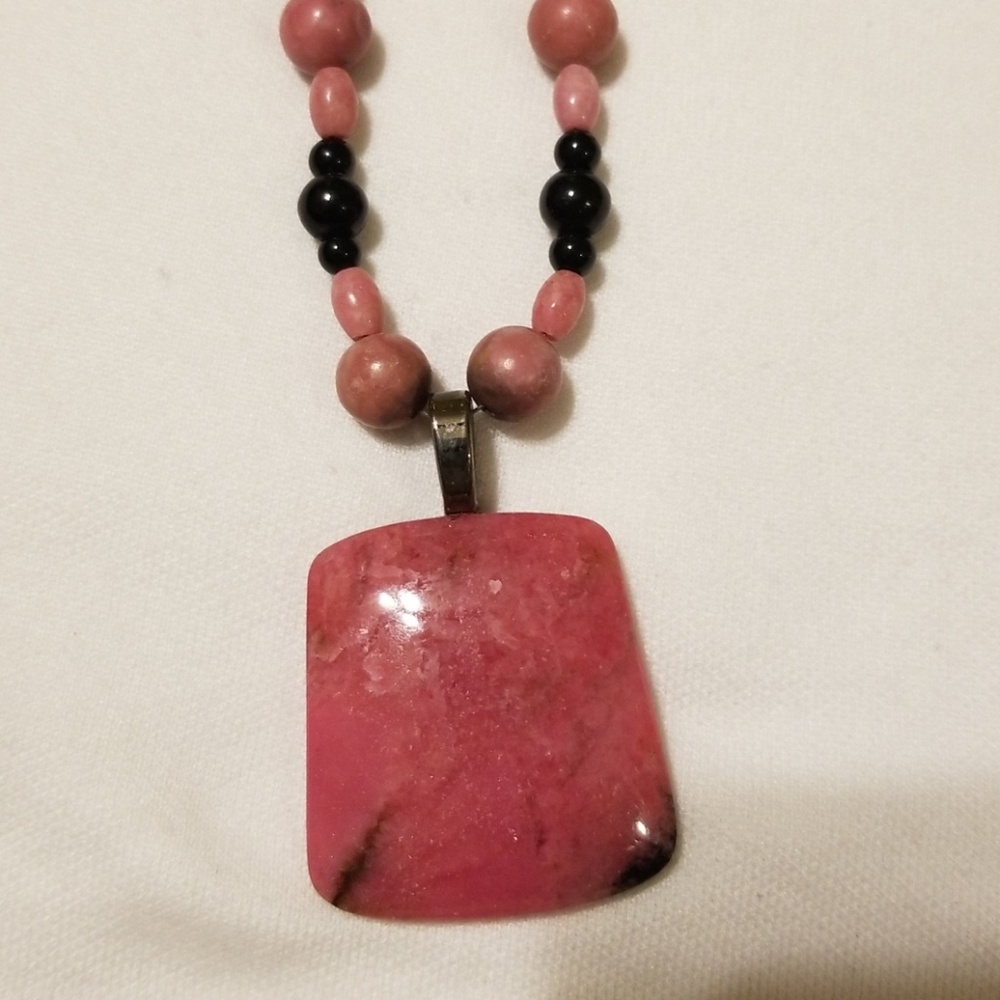 Pink and black stone beaded necklace - Picture 2 of 3